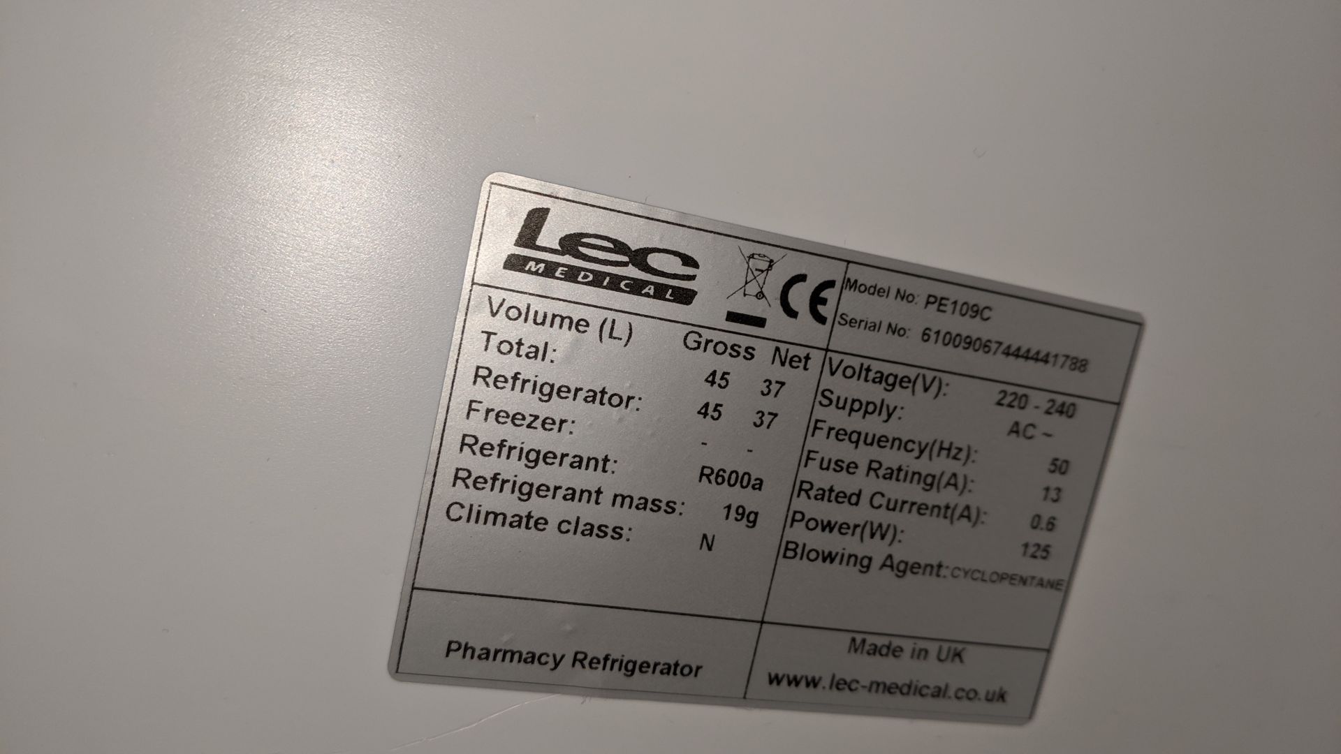 LEC lockable benchtop fridge with exterior digital display, model PE109C, including one key. This is - Image 4 of 5