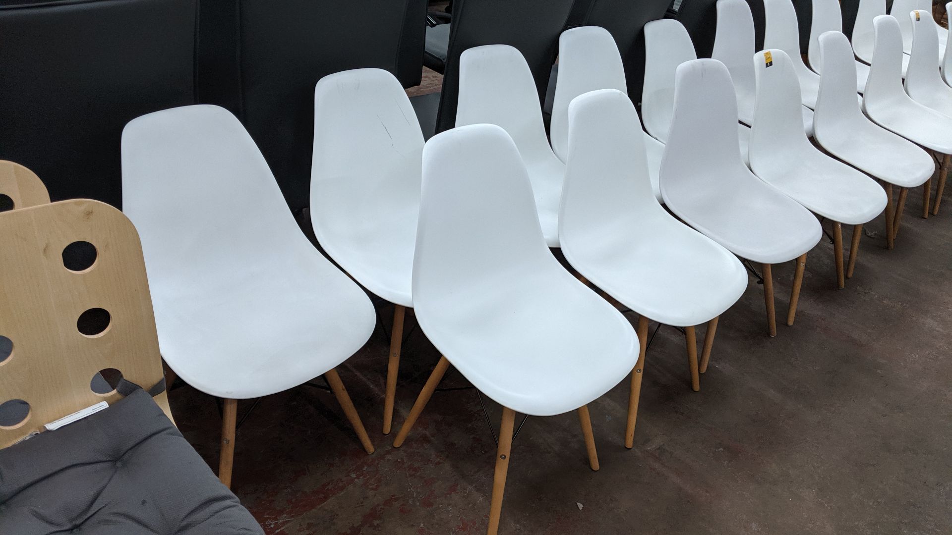 9 off white chairs with wooden legs NB. Lots 342 - 344 consist of different quantities of the same - Image 4 of 6