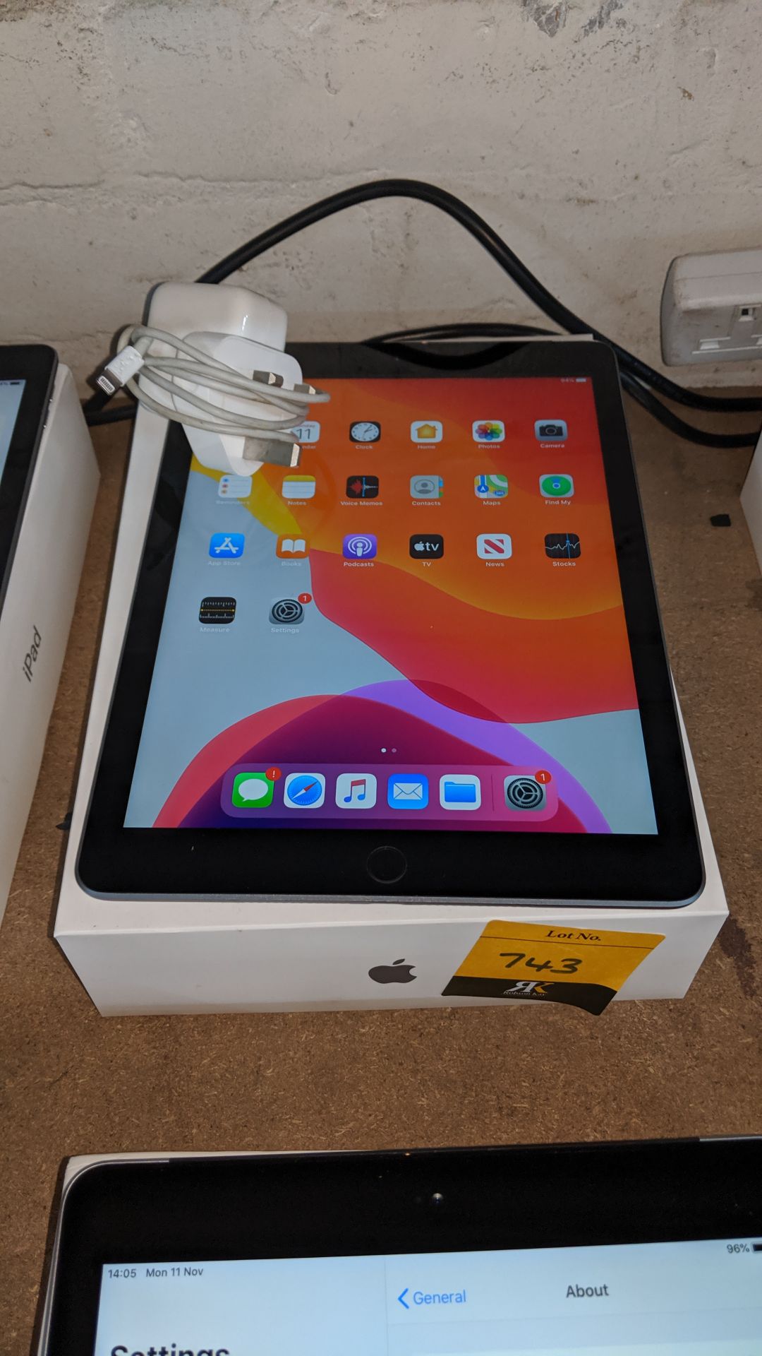 Apple iPad 6th Generation, wi-fi & cellular, 32Gb, product model A1954