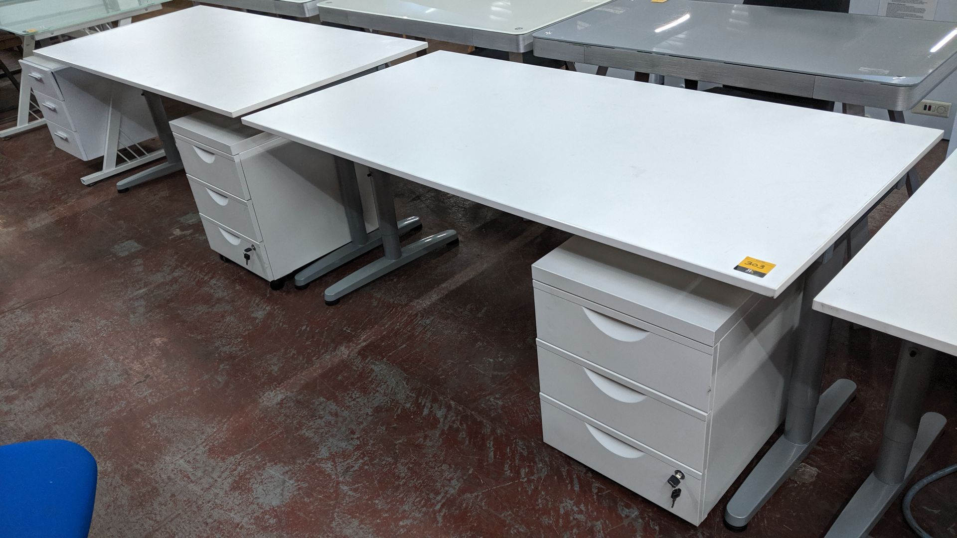 2 off matching large white tables/desks, 160 x 80cm, each with matching mobile pedestal & extendable - Image 2 of 4