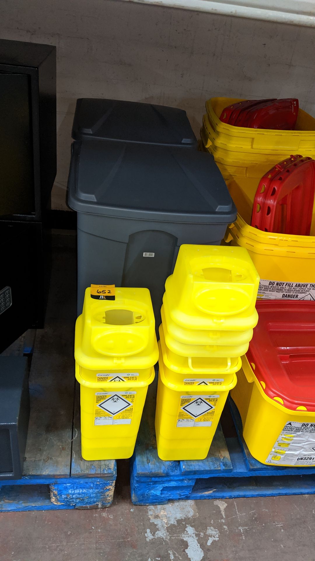 Quantity of sharp bins, hinged lid bins, bins with detachable lids, etc.. This is one of a large - Image 3 of 4