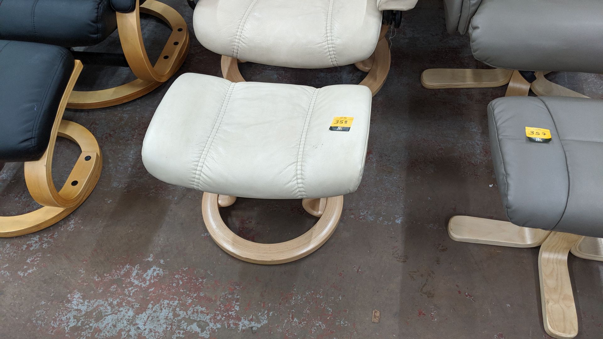 Stressless reclining leather chair with matching footstool. This is one of a large number of lots - Image 3 of 5