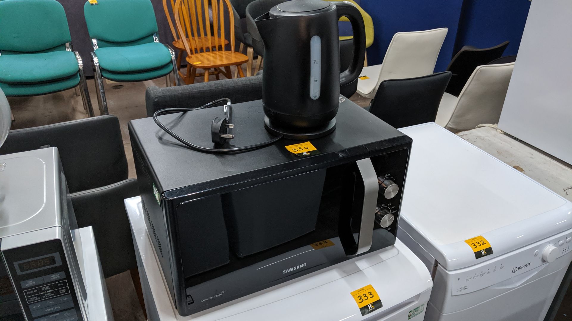 Samsung microwave with ceramic interior plus cordless kettle, both finished in black. This is one of - Image 2 of 5