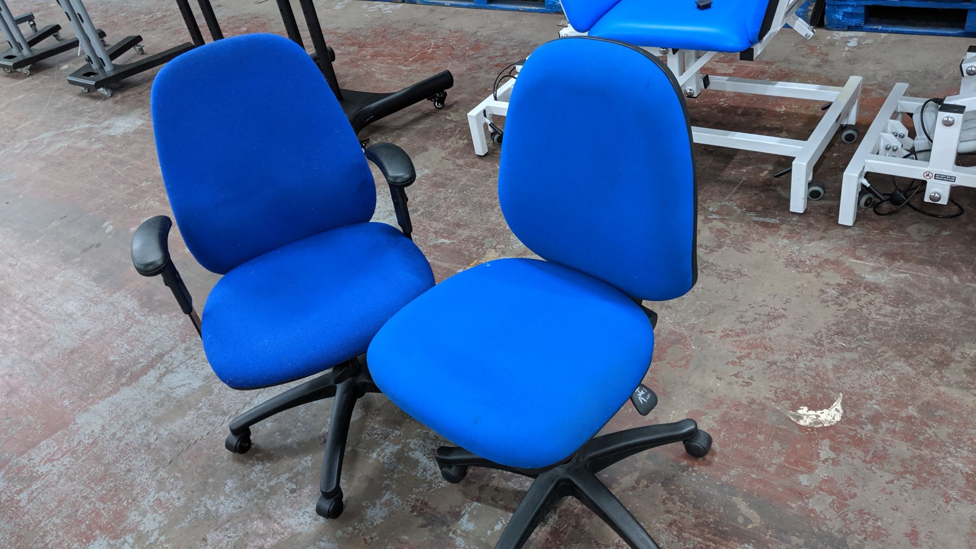 Pair of blue operator's chairs, one with arms & one without. This is one of a large number of lots - Image 3 of 5