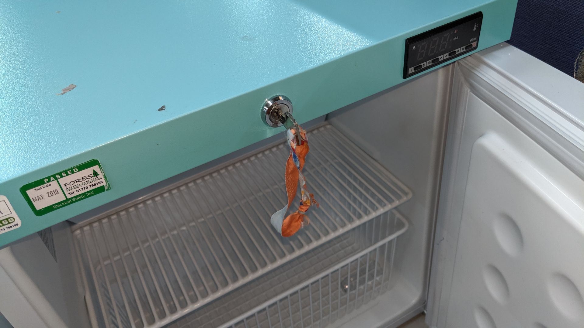 LEC lockable benchtop fridge with exterior digital display, model PE109C, including one key. This is - Image 5 of 5