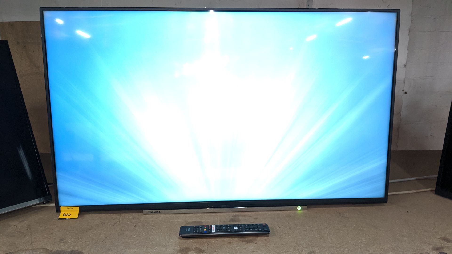 Toshiba widescreen 43" LCD TV model 43U6763DB including remote control. Including wall mountable - Image 10 of 10