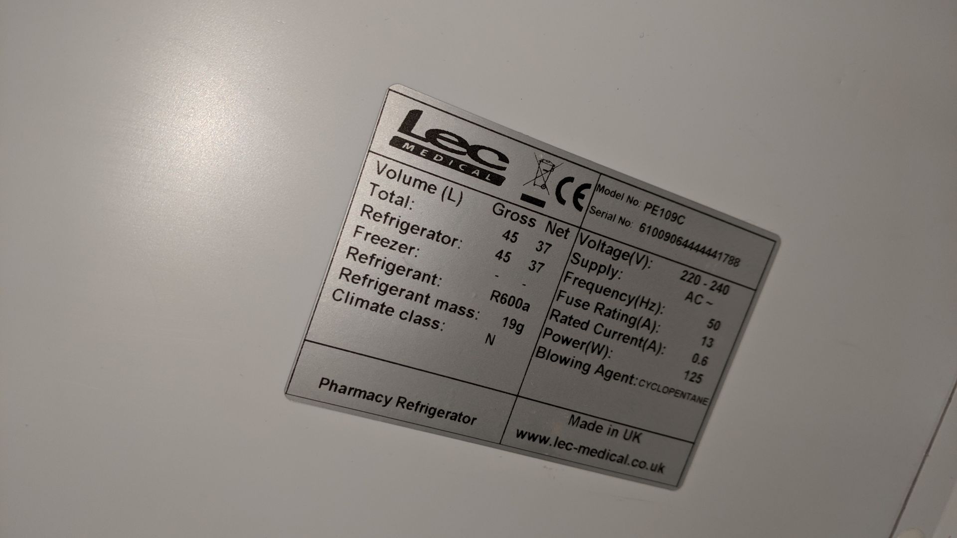 LEC lockable benchtop fridge with exterior digital display, model PE109C, including one key. This is - Image 4 of 5