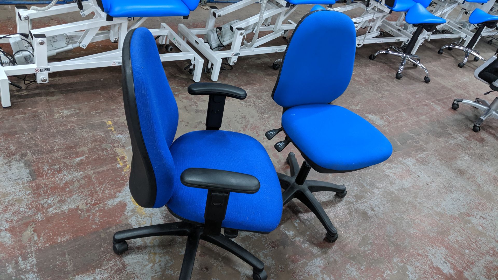 Pair of blue operator's chairs, one with arms & one without. This is one of a large number of lots - Image 2 of 5