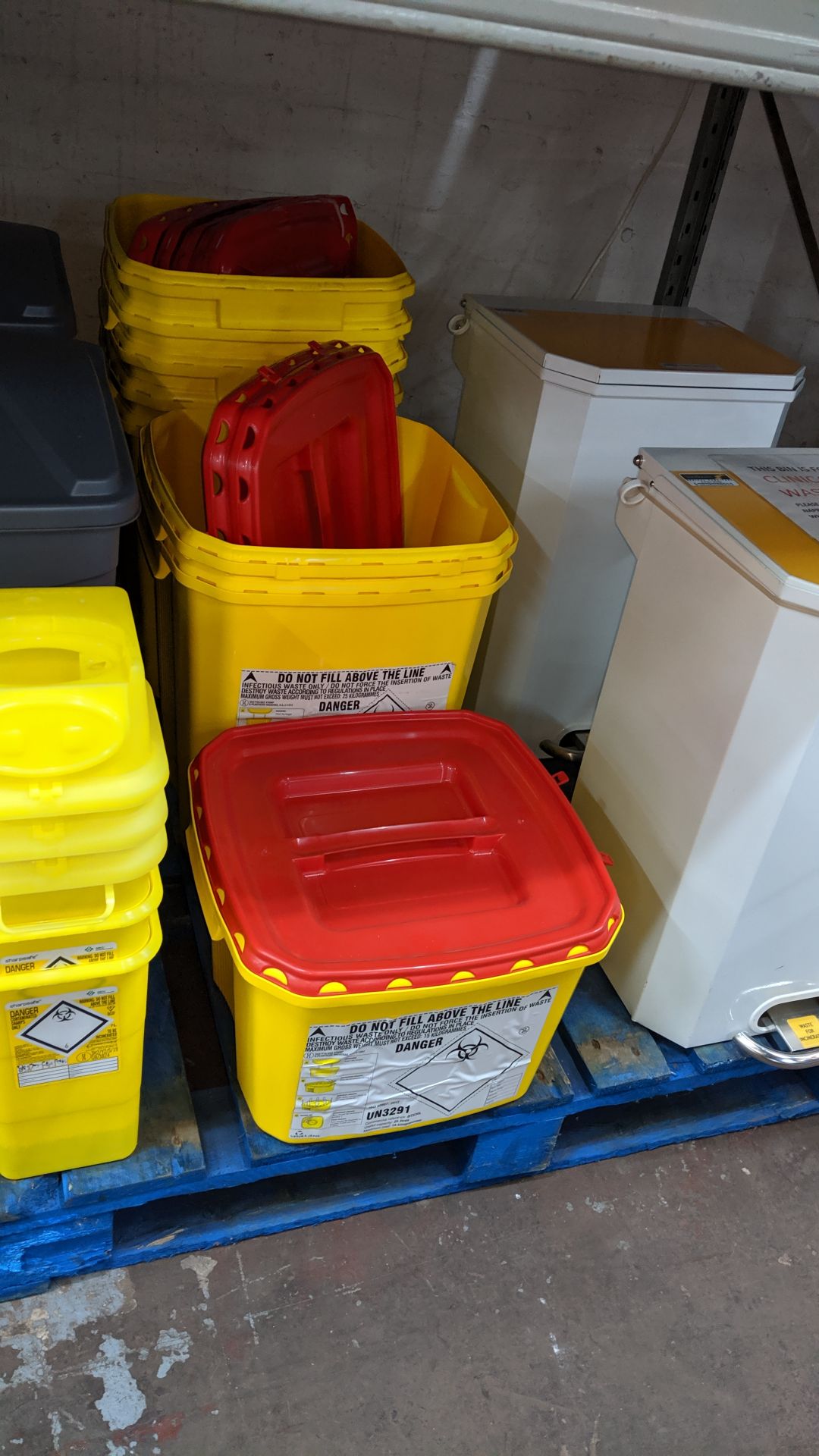 Quantity of sharp bins, hinged lid bins, bins with detachable lids, etc.. This is one of a large - Image 4 of 4