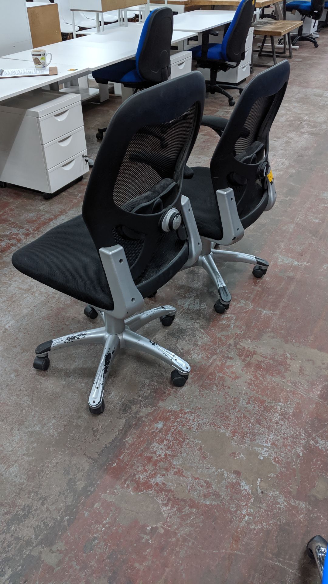 Pair of modern silver & black mesh back operator's chairs, one with arms & one without. This is - Image 6 of 6