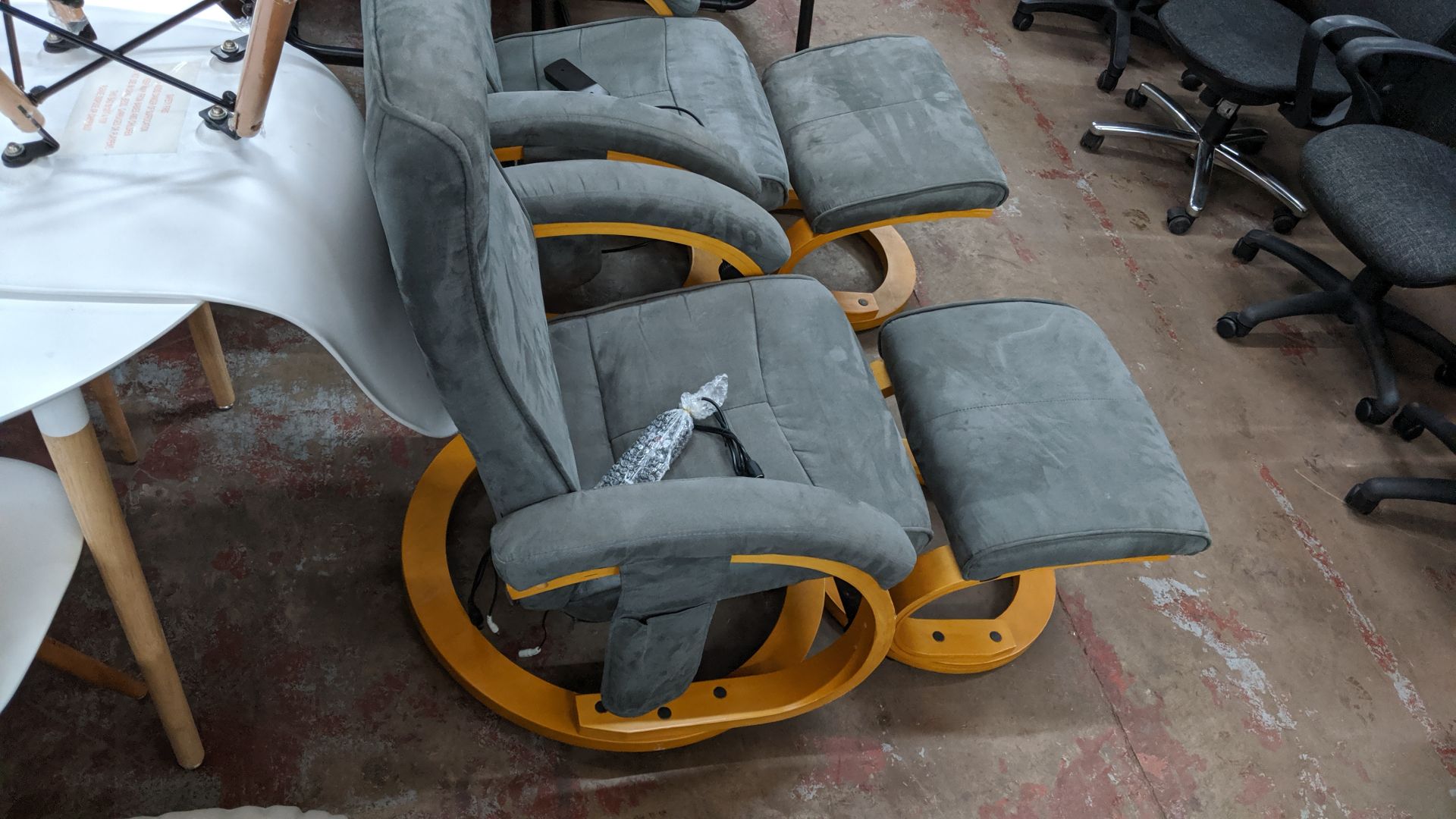 Electrically operated massage reclining chair with separate footstool & pocket for holding - Image 6 of 8