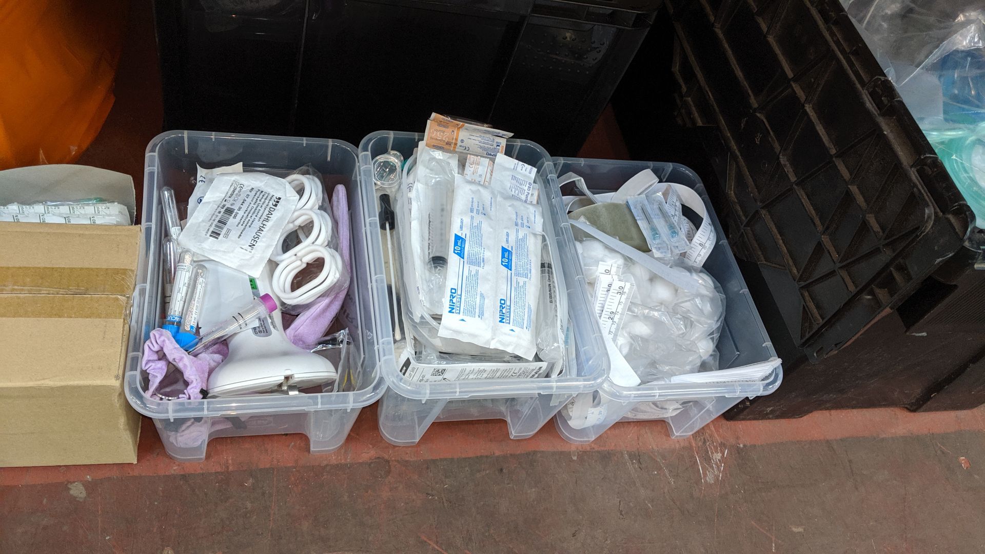 Contents of a bay of assorted medical supplies including syringes & a wide variety of other items - Image 6 of 10