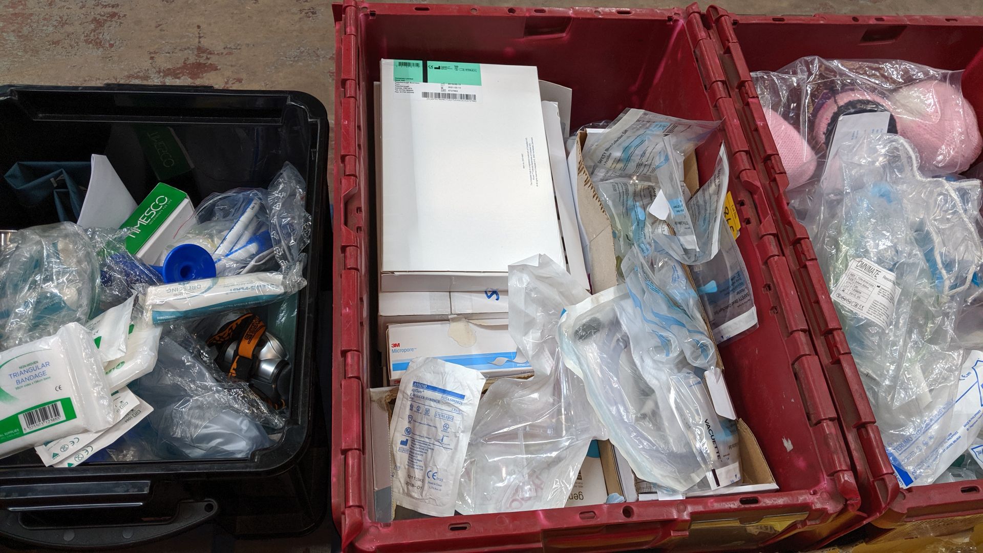 Contents of a pallet of assorted medical supplies including single use resuscitators, beakers, - Image 6 of 7