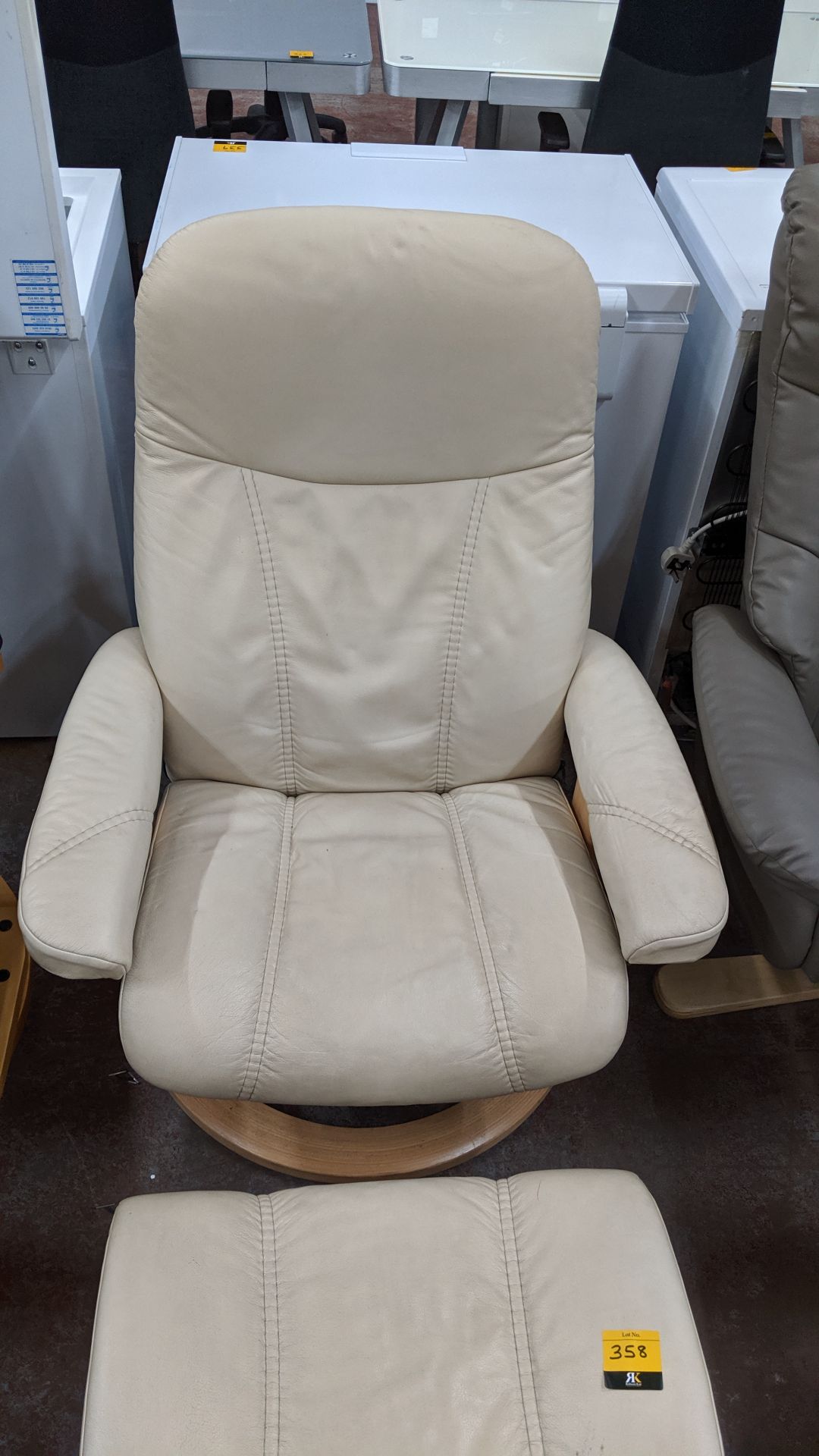 Stressless reclining leather chair with matching footstool. This is one of a large number of lots - Image 4 of 5