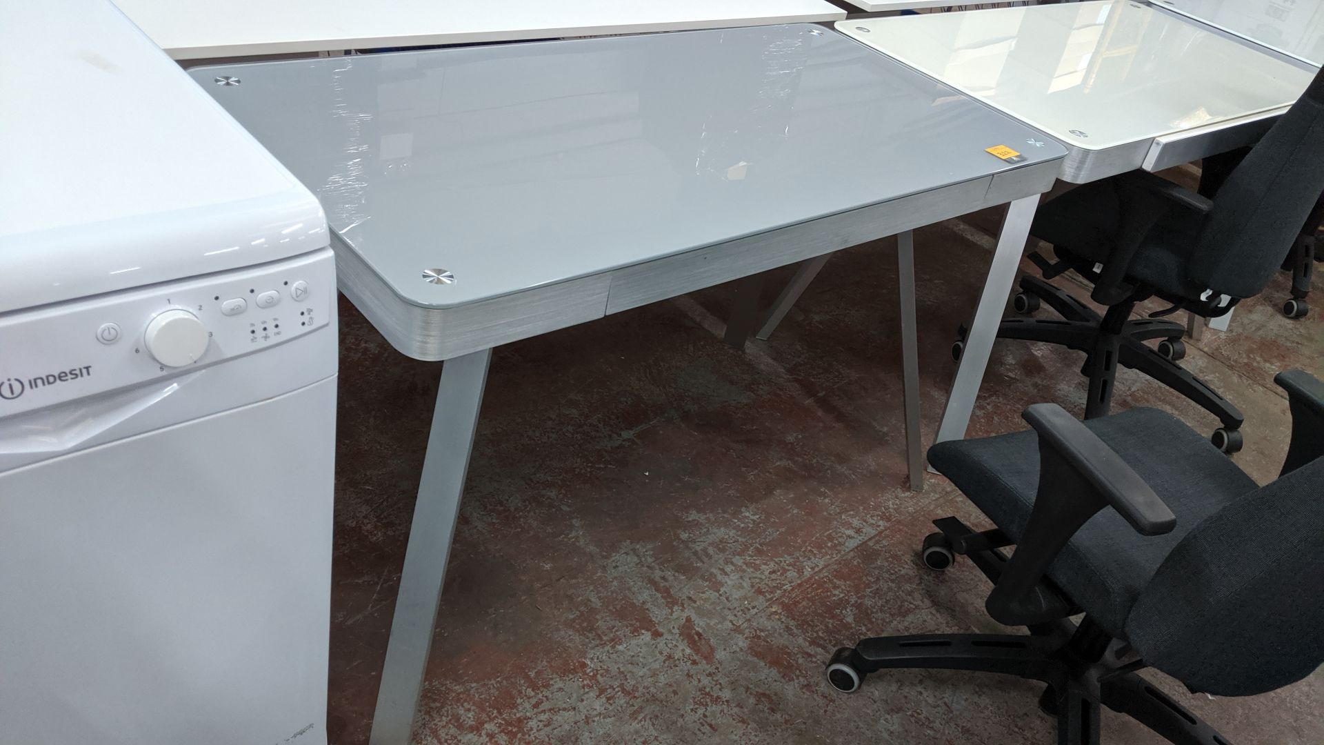 Grey metal & glass modern desk. This is one of a large number of lots used/owned by One To One ( - Image 4 of 4