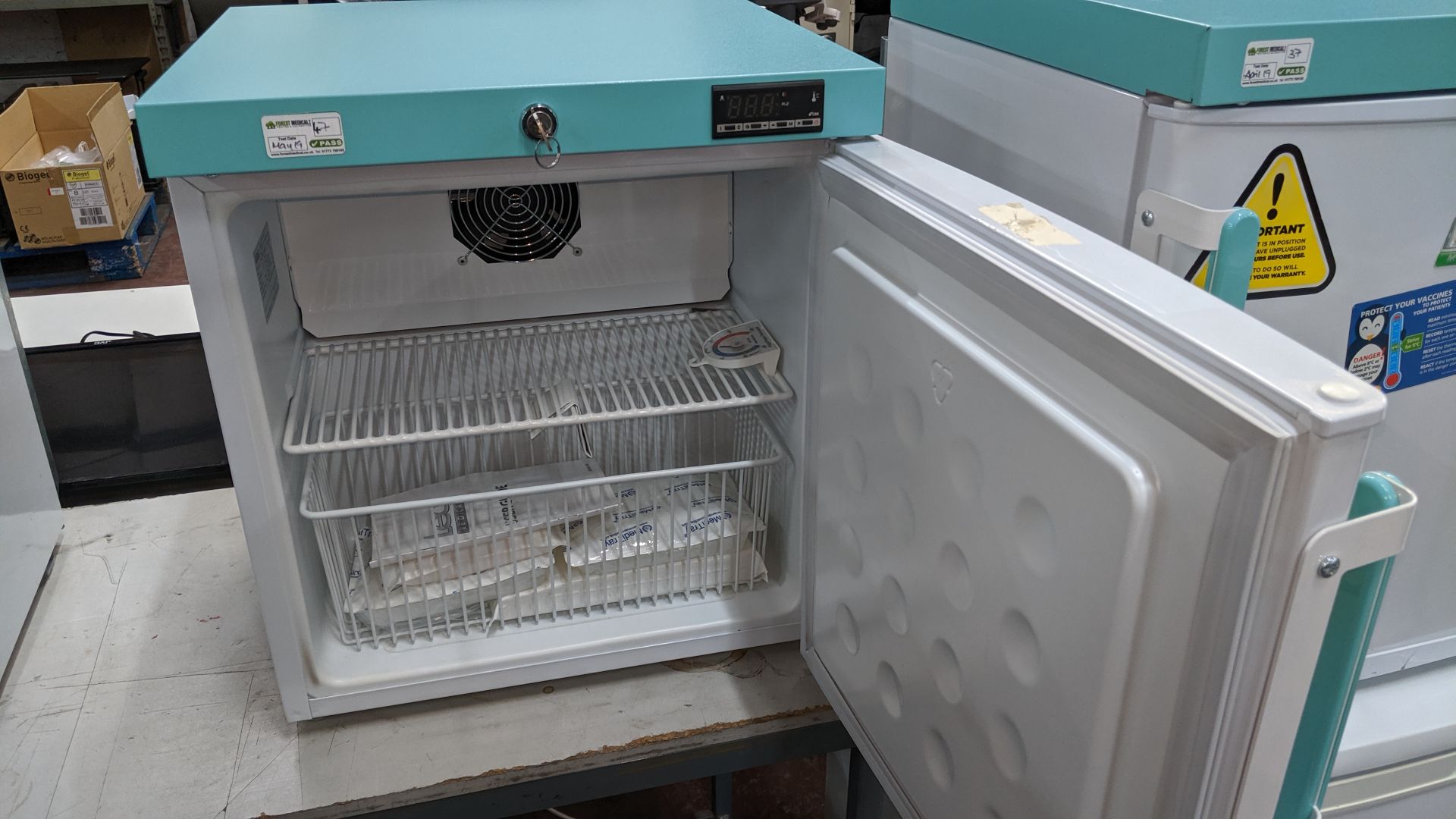 LEC lockable benchtop fridge with exterior digital display, model PE109C, including one key. This is - Image 5 of 5