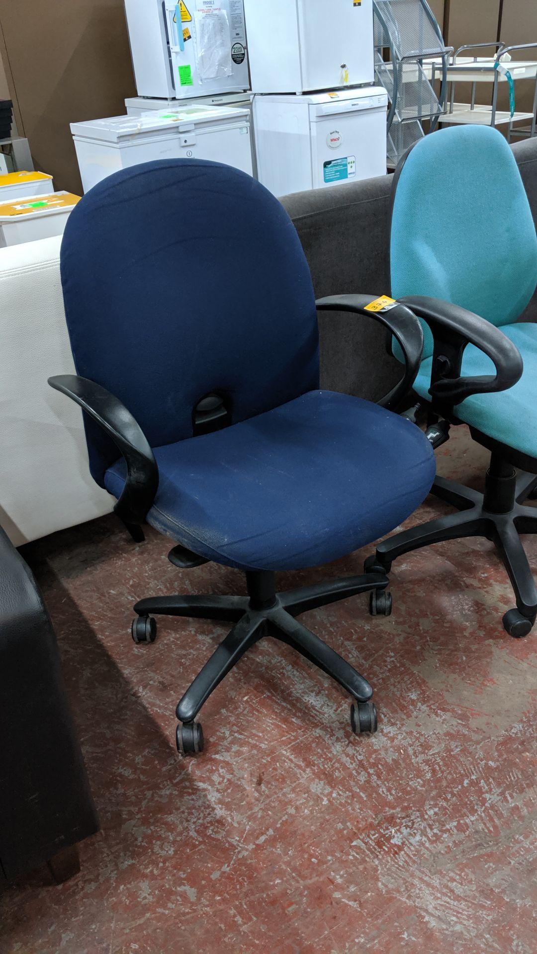 Blue exec/operator's chair with arms. This is one of a large number of lots used/owned by One To One - Image 3 of 3