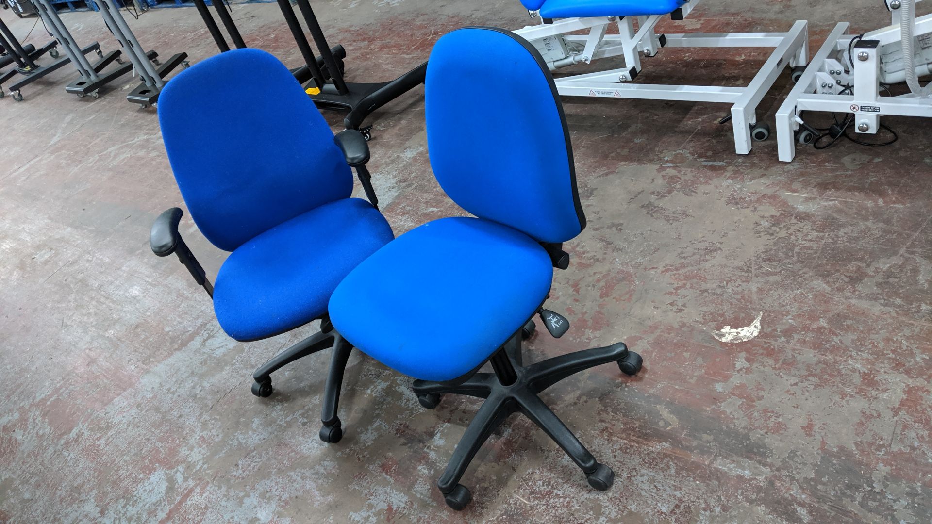 Pair of blue operator's chairs, one with arms & one without. This is one of a large number of lots - Image 4 of 5