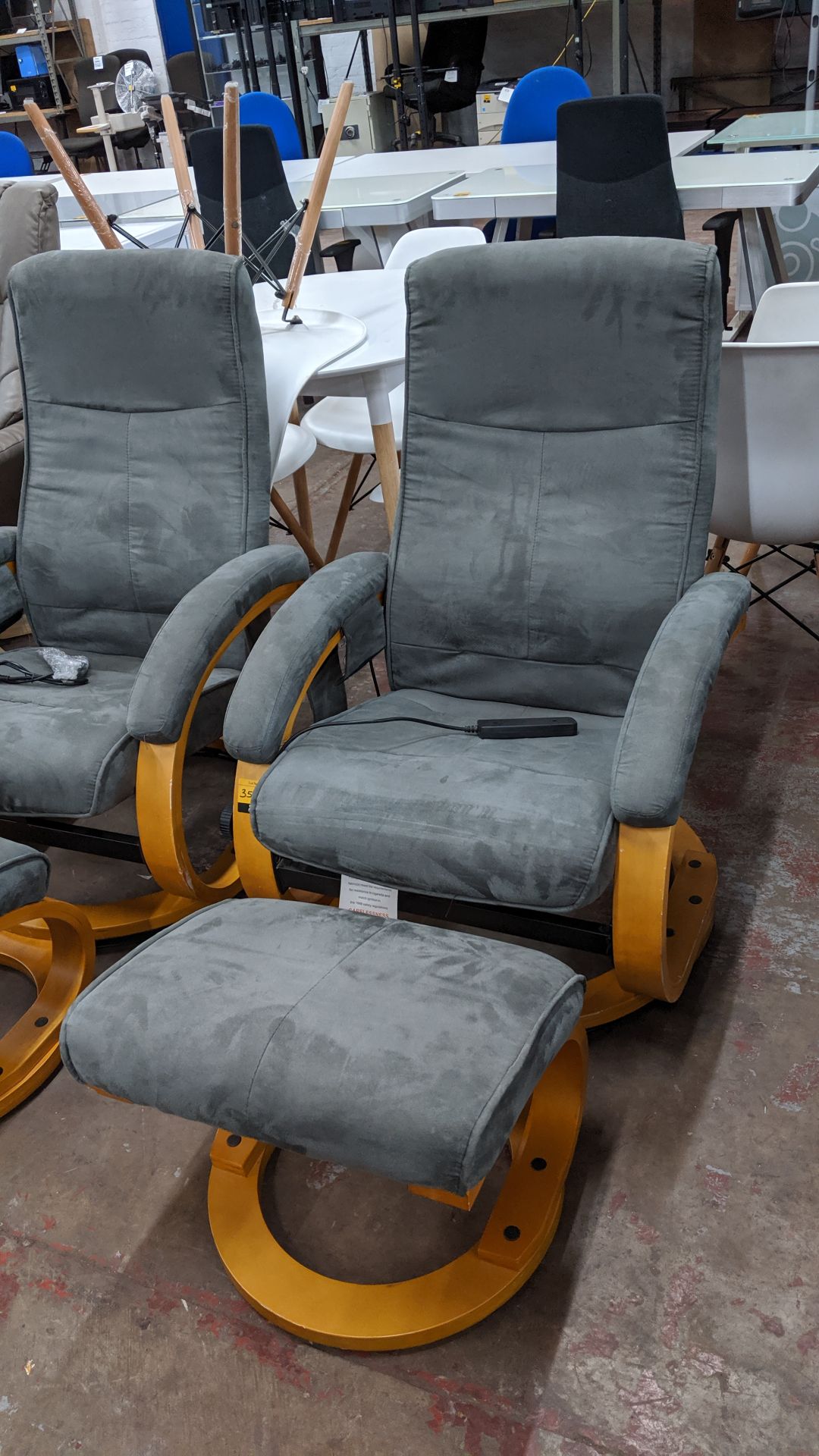 Electrically operated massage reclining chair with separate footstool & pocket for holding - Image 2 of 6