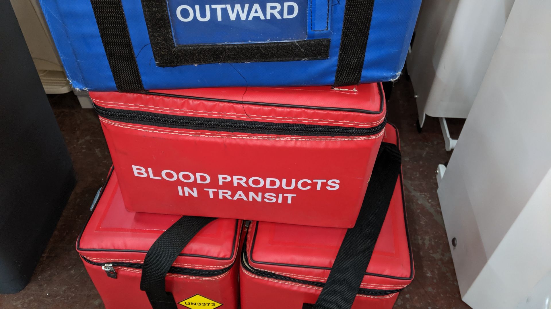 4 assorted blood/medical insulated carry bags. This is one of a large number of lots used/owned by - Image 4 of 5