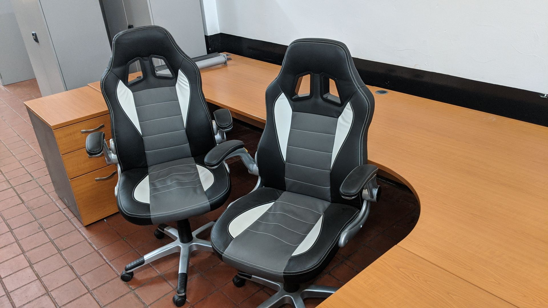 2 off motorsports style black & silver leather exec chairs. This is one of a large number of lots in - Image 4 of 7