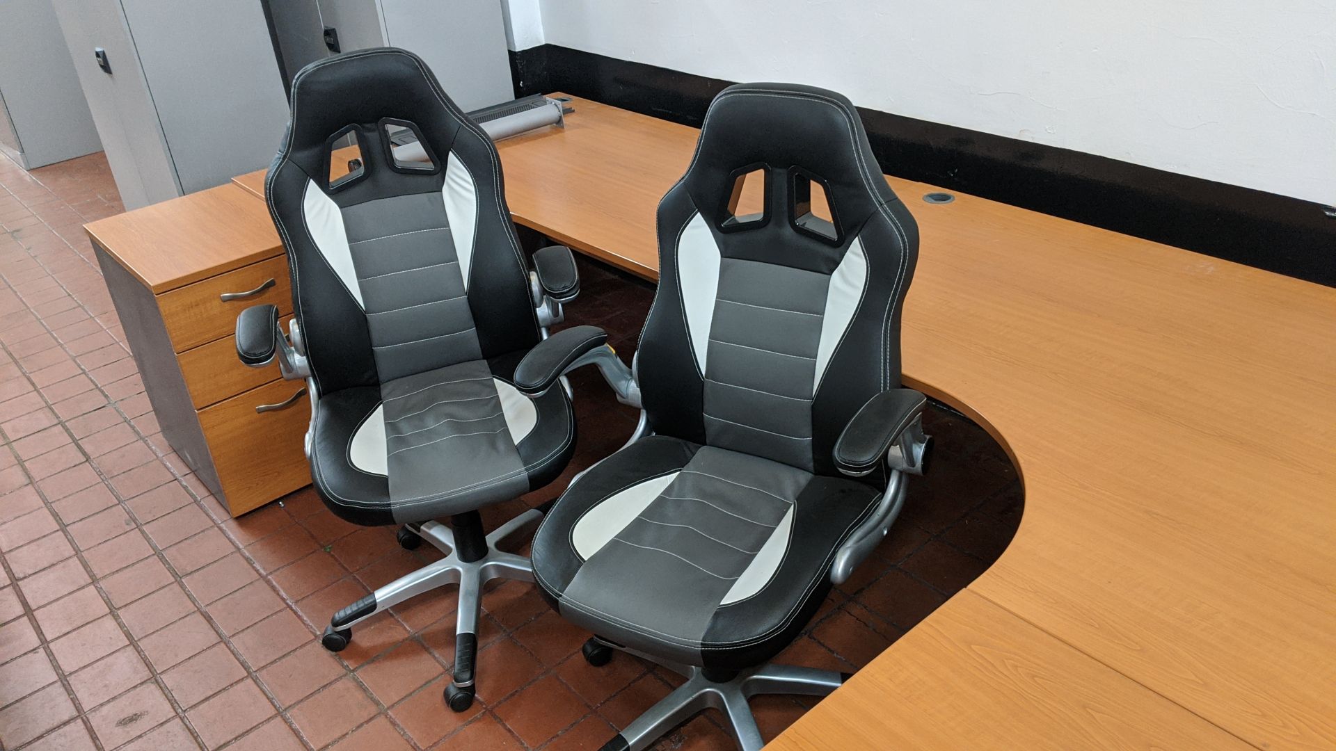 2 off motorsports style black & silver leather exec chairs. This is one of a large number of lots in - Image 5 of 7