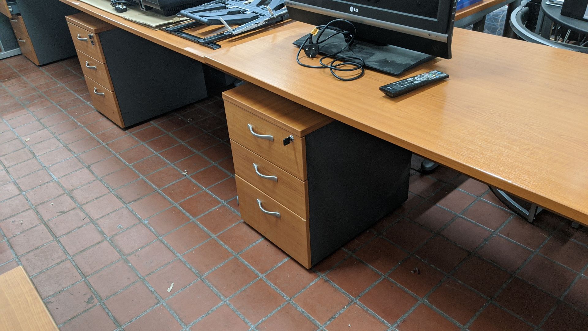 4 off matching tables/desks each with low slung mobile desk pedestal, 3 with keys. Desk tops each - Image 5 of 7