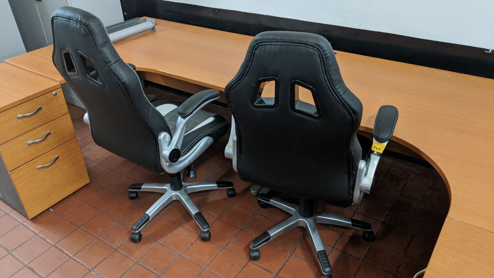 2 off motorsports style black & silver leather exec chairs. This is one of a large number of lots in - Image 6 of 7