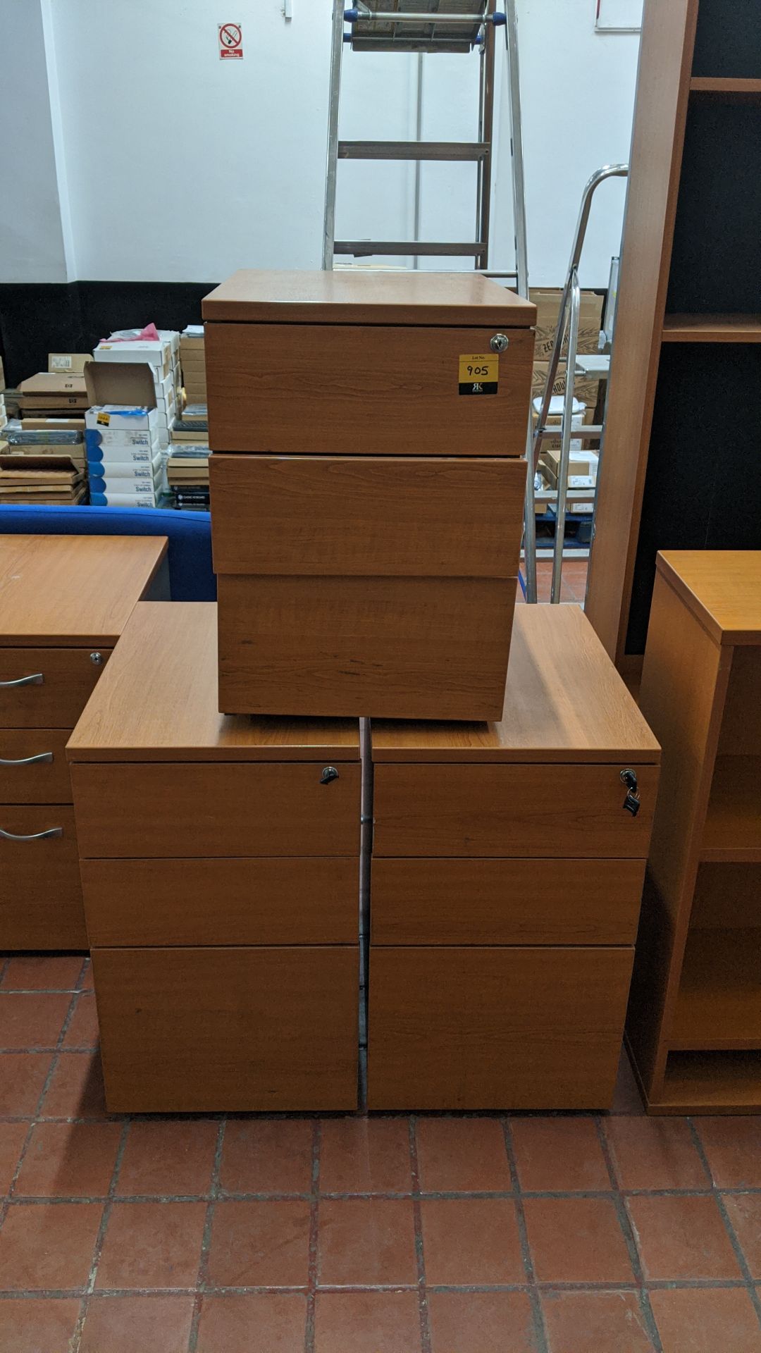 3 off desk pedestals to match the bulk of the other office furniture in this sale - comprises 1 - Image 2 of 4