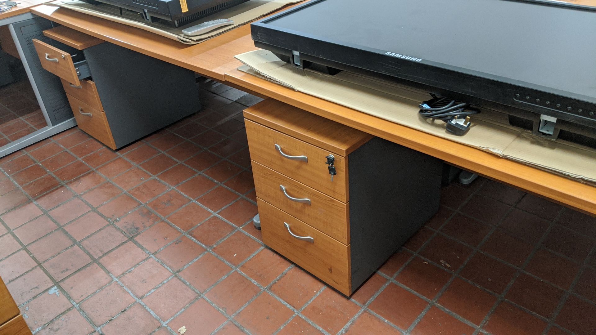 4 off matching tables/desks each with low slung mobile desk pedestal, 3 with keys. Desk tops each - Image 6 of 7