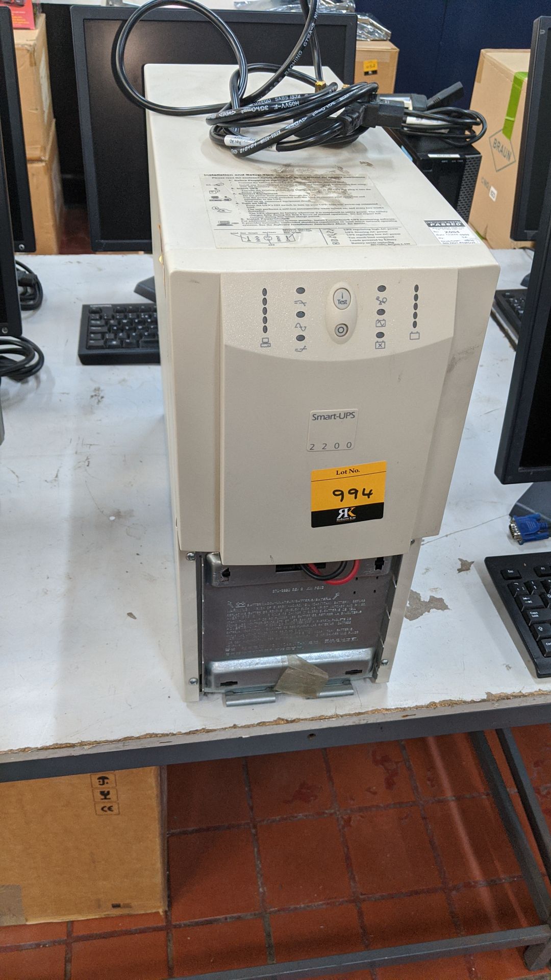 APC Smart-UPS 2200 - missing what appears to be a cosmetic panel. This is one of a large number of - Image 2 of 3