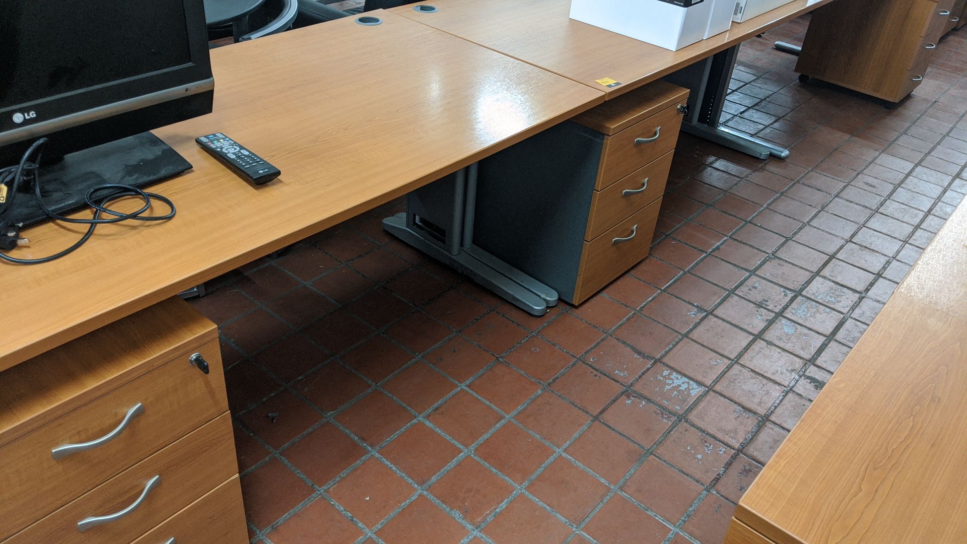 4 off matching tables/desks each with low slung mobile desk pedestal, 3 with keys. Desk tops each - Image 7 of 7