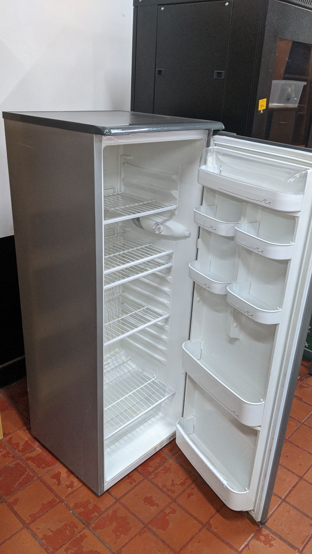 Beko silver tall domestic fridge. This is one of a large number of lots in this sale being sold - Image 3 of 5