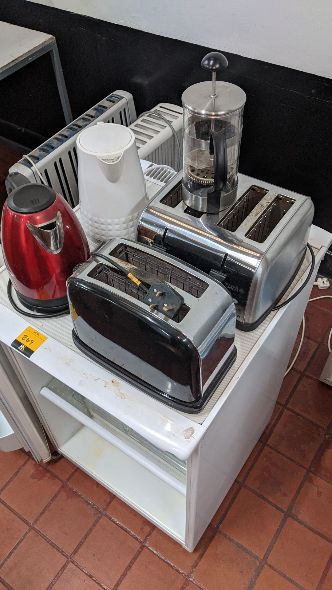 Domestic appliance lot comprising Hotpoint counter height fridge plus 2 off toasters, 1 off - Image 5 of 5