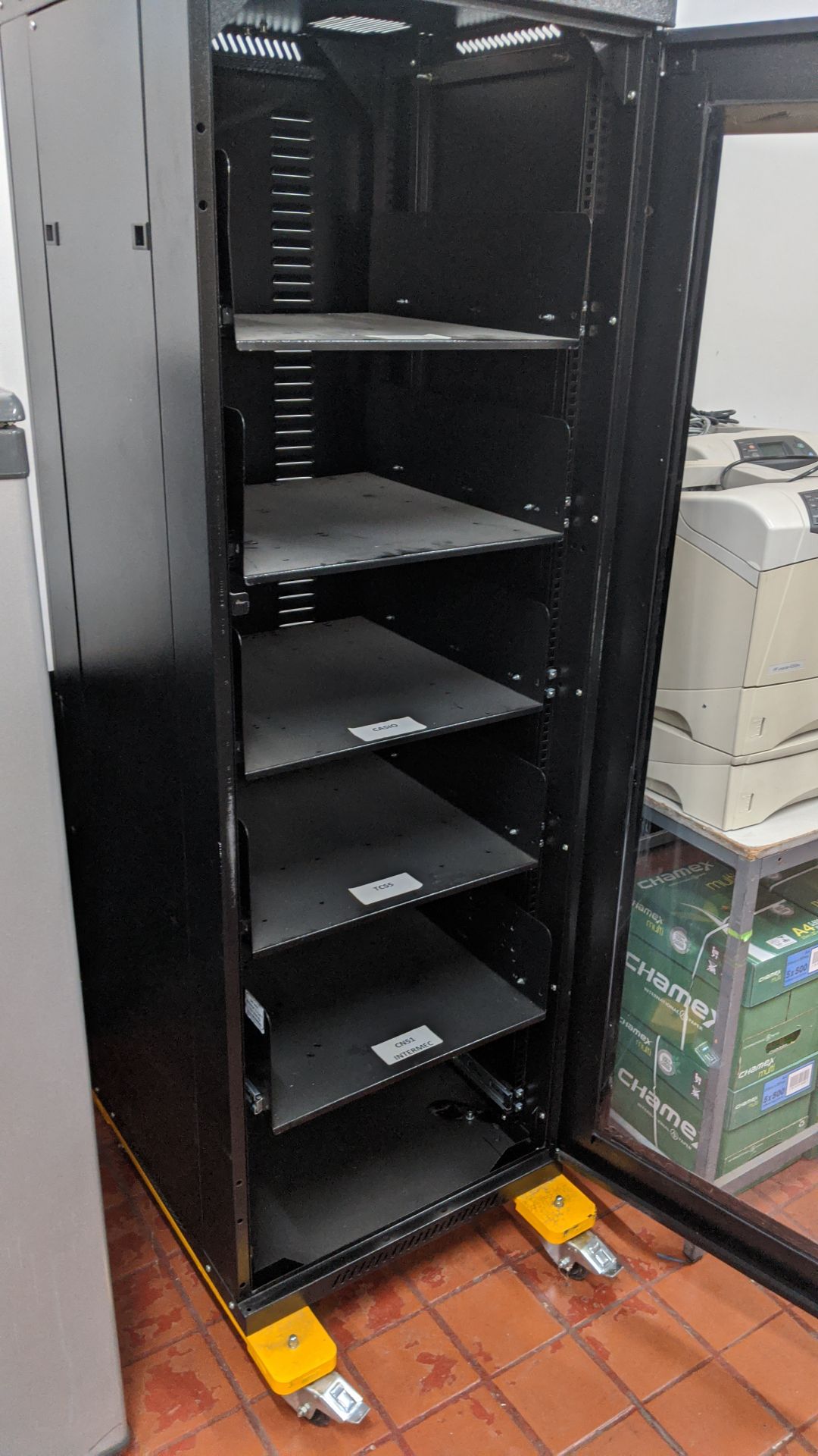 Server cabinet on heavy duty wheels with height adjustable shelves & glass door. NB no key. This - Image 4 of 5