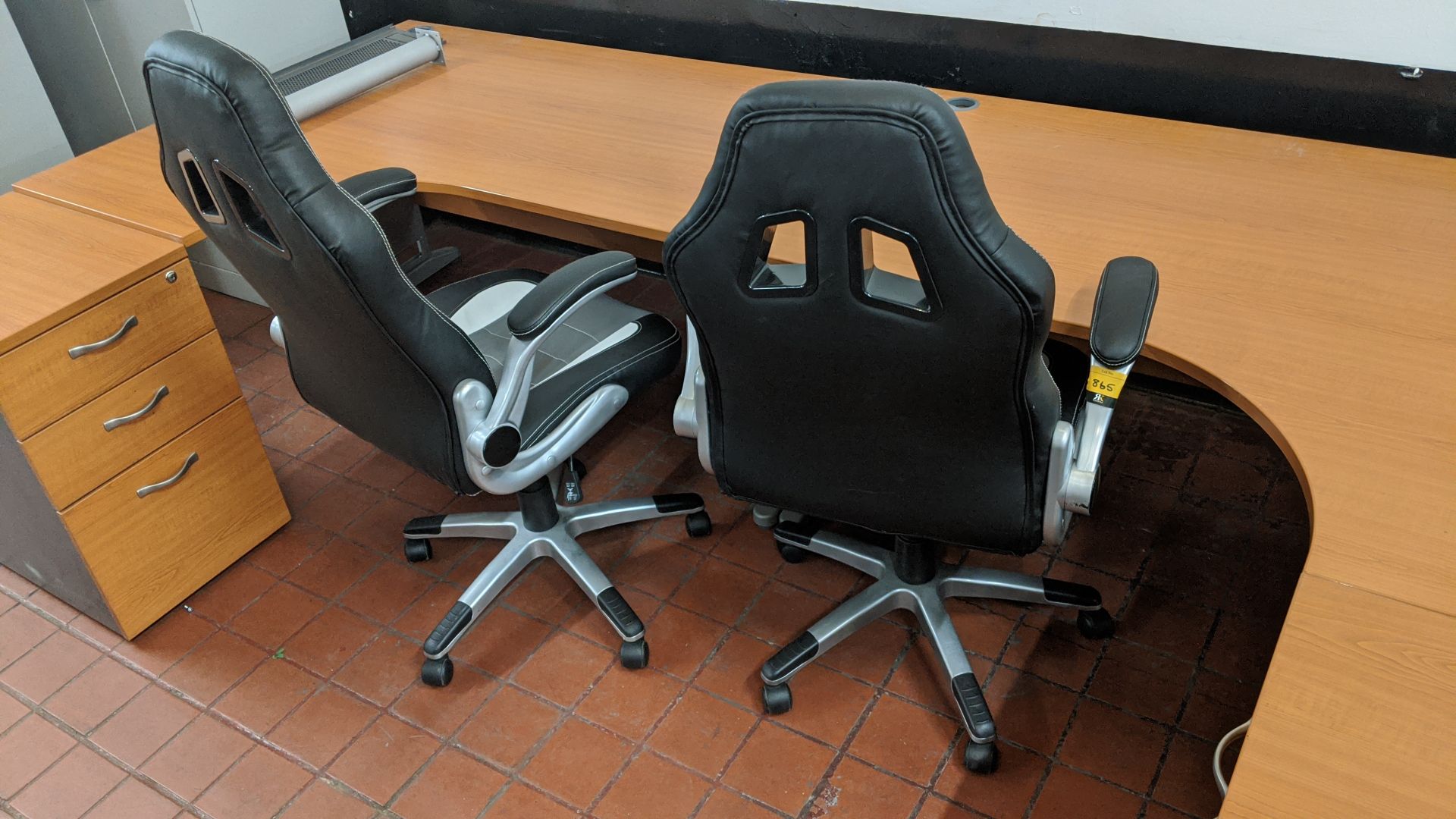 2 off motorsports style black & silver leather exec chairs. This is one of a large number of lots in - Image 7 of 7