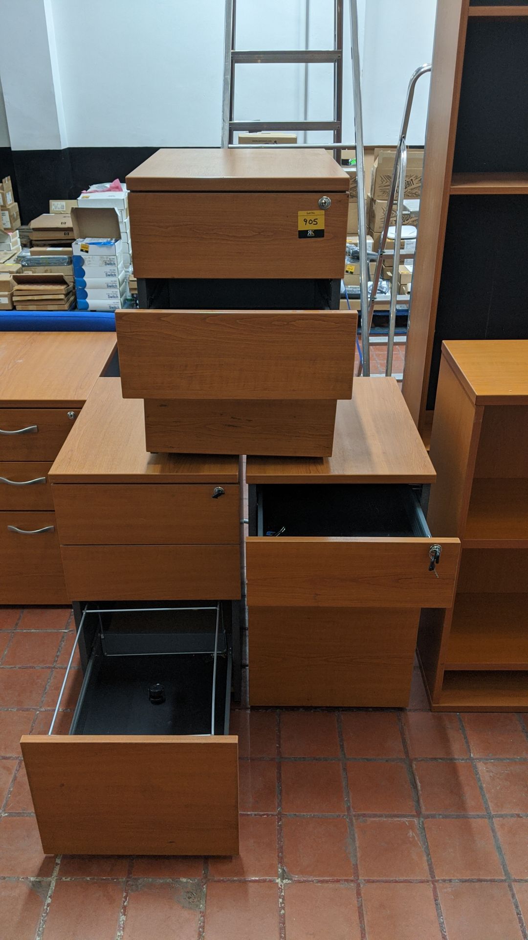 3 off desk pedestals to match the bulk of the other office furniture in this sale - comprises 1 - Image 3 of 4