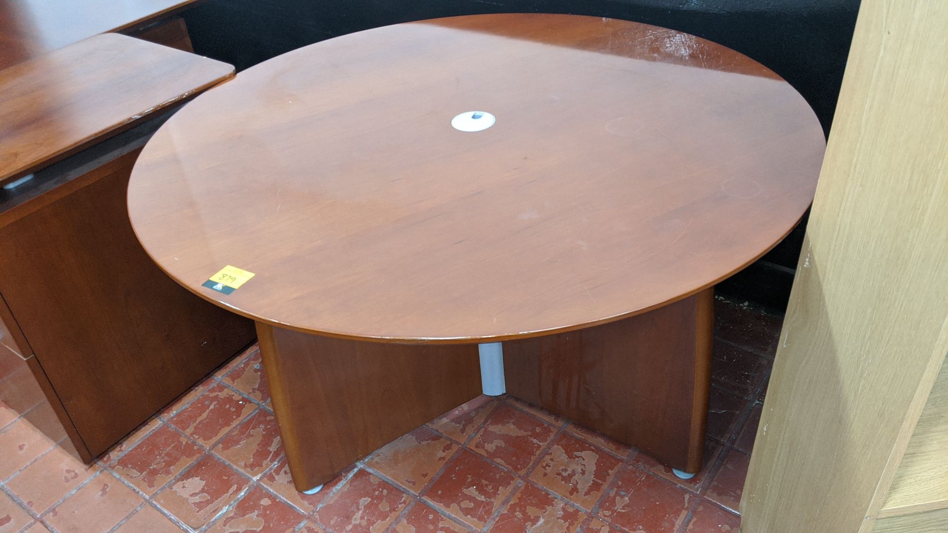 Round meeting table with gloss finish, circa 120cm diameter, including cable management centre. NB