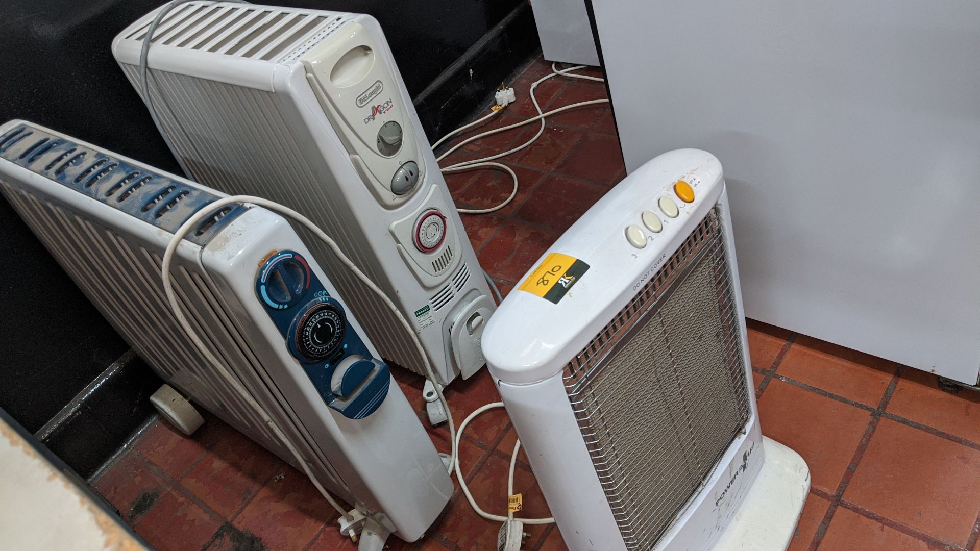 3 off assorted fan heaters & radiators. This is one of a large number of lots in this sale being - Image 4 of 4