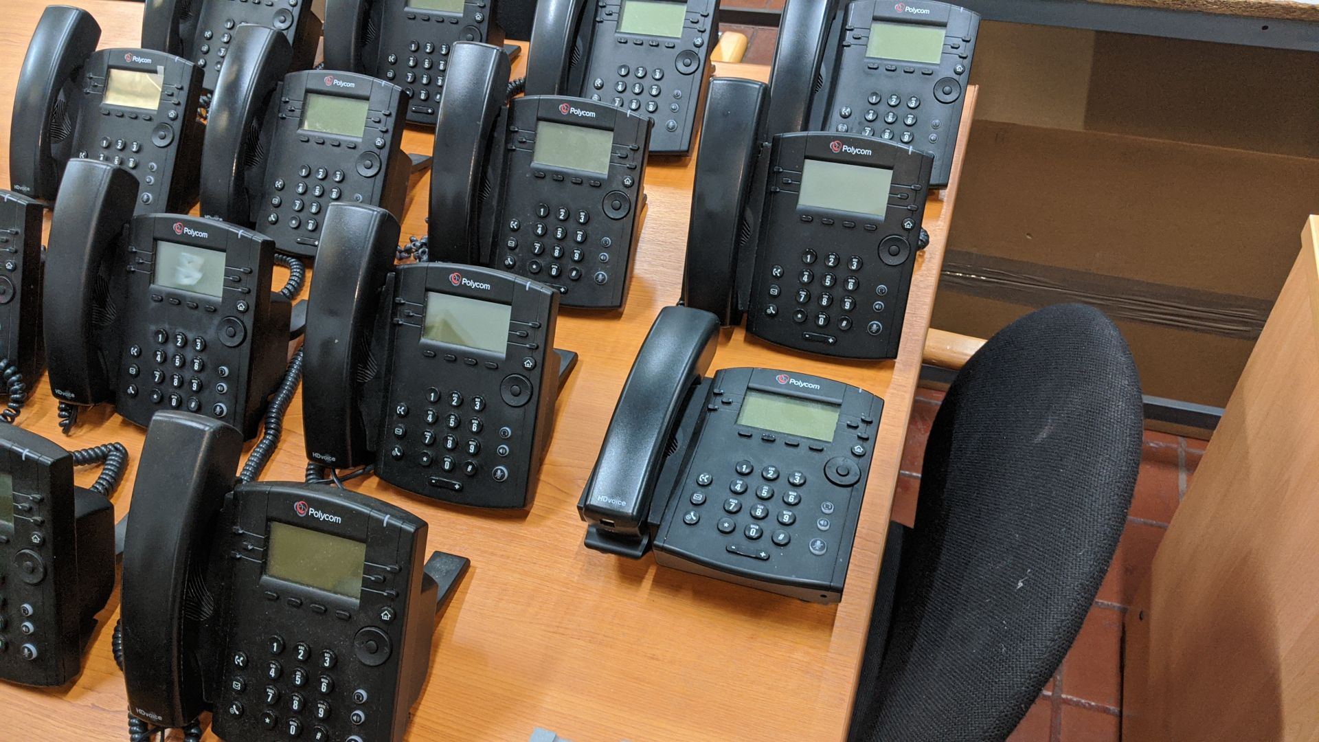 18 off Polycom telephone handsets model VVX300 plus 1 additional handset . This is one of a large - Image 7 of 8