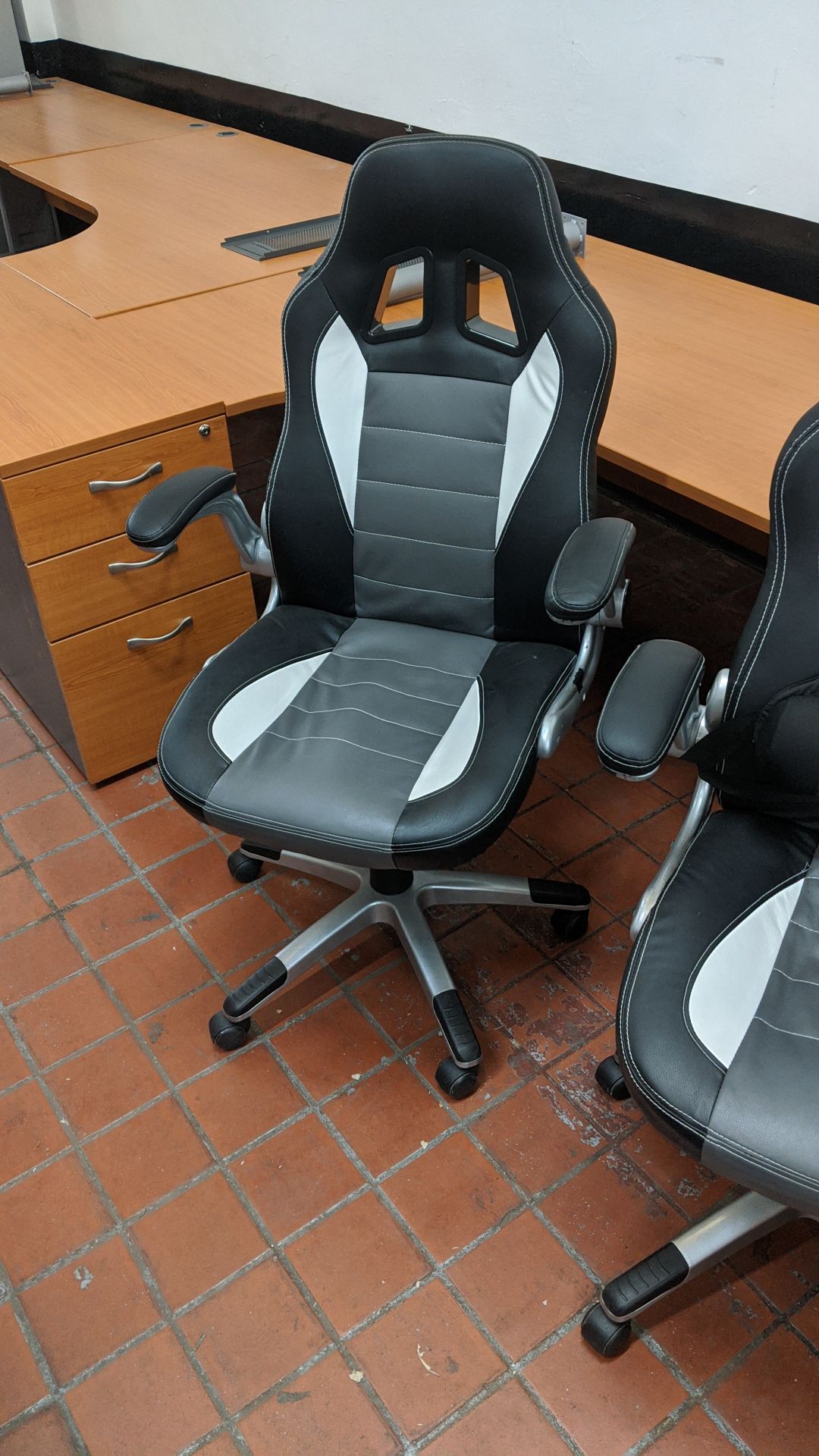 2 off motorsports style black & silver leather exec chairs. This is one of a large number of lots in - Image 6 of 8