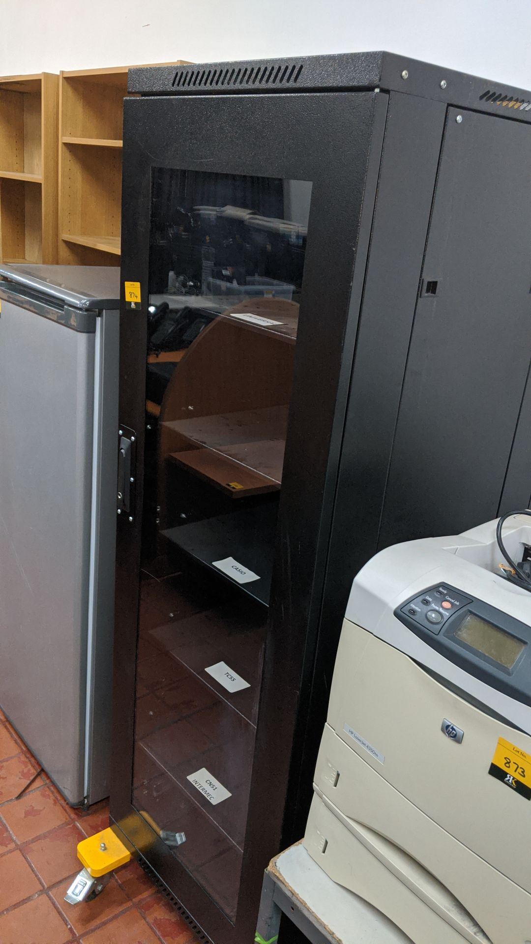 Server cabinet on heavy duty wheels with height adjustable shelves & glass door. NB no key. This - Image 2 of 5