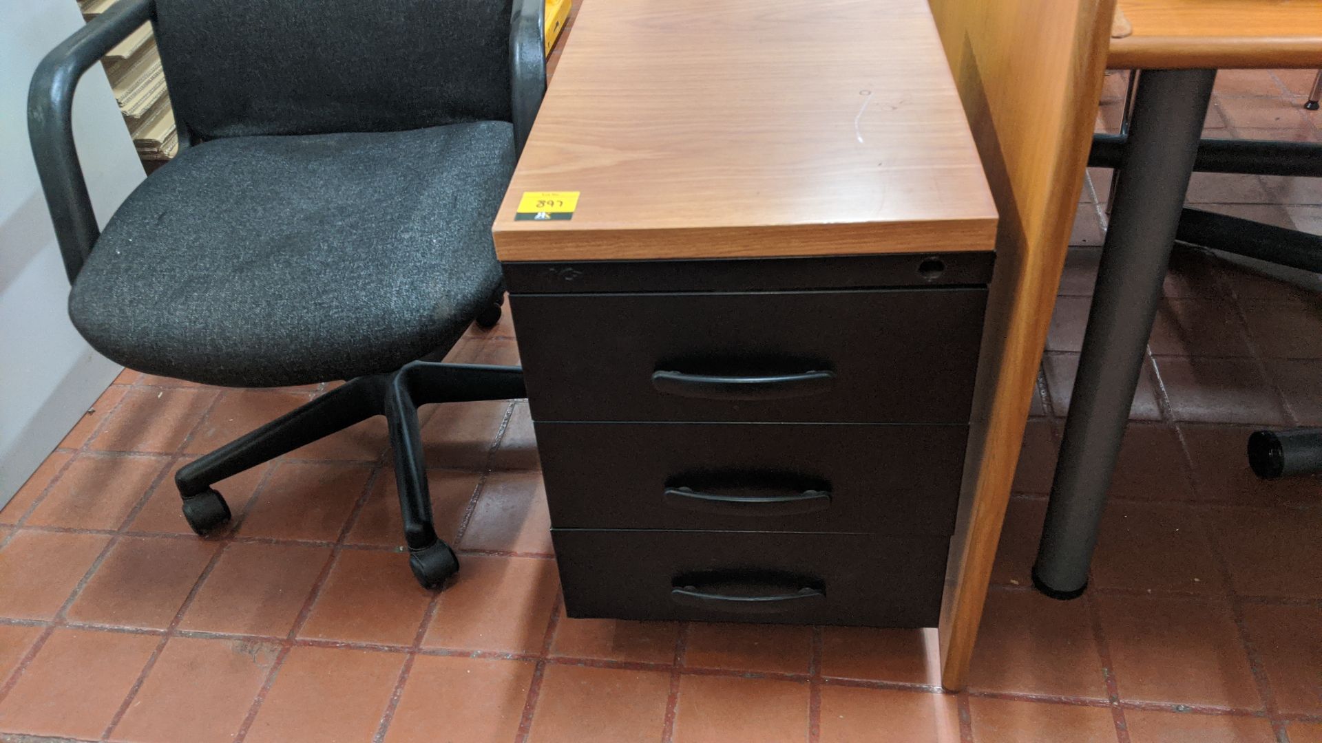 Mobile desk pedestal plus 1 off office chair with arms. This is one of a large number of lots in - Image 3 of 5