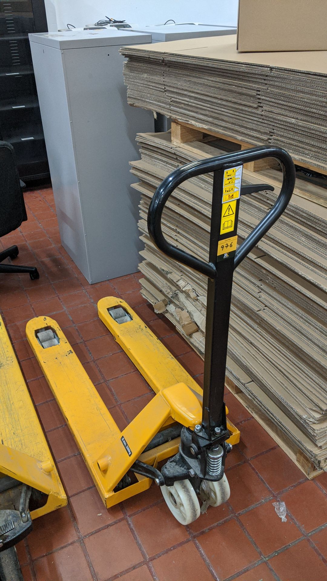 Euro pallet truck, 2500kg capacity. This is one of a large number of lots in this sale being sold - Image 2 of 5