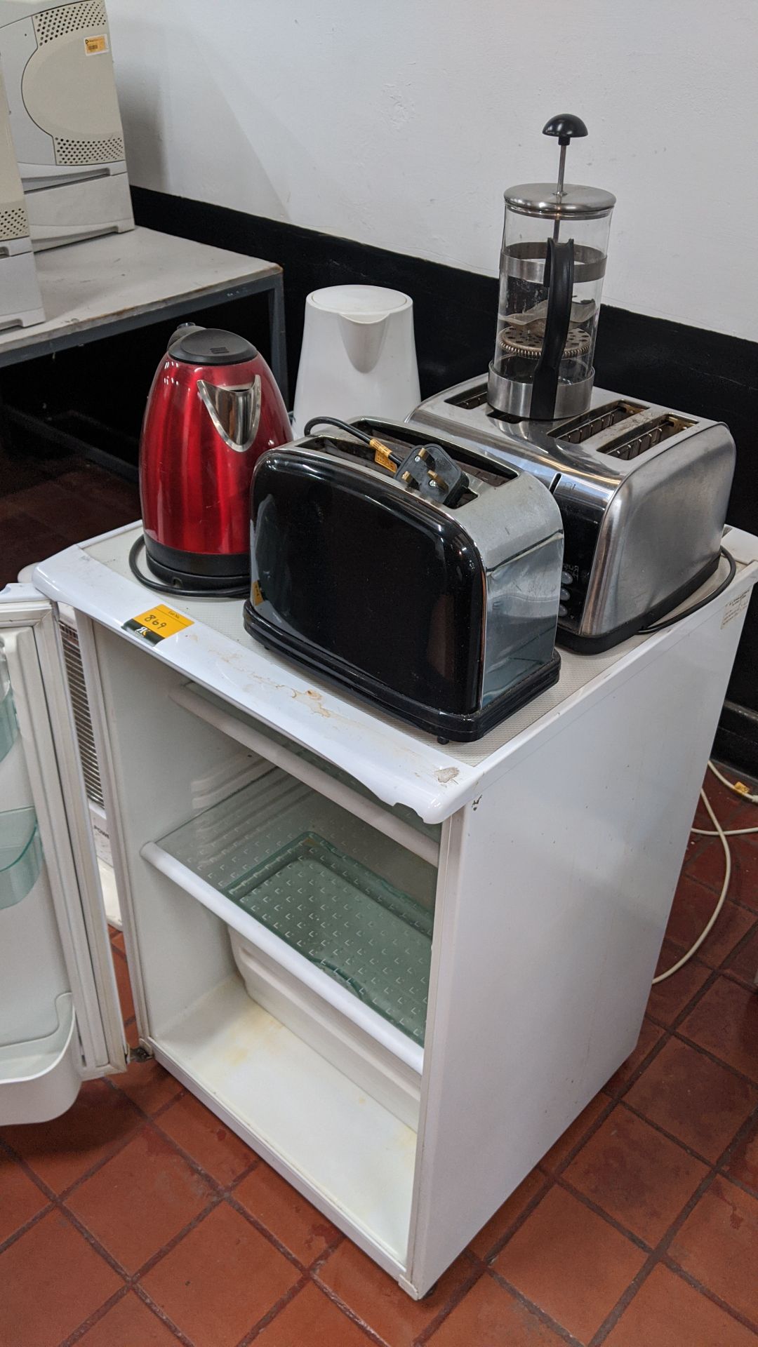 Domestic appliance lot comprising Hotpoint counter height fridge plus 2 off toasters, 1 off - Image 4 of 5