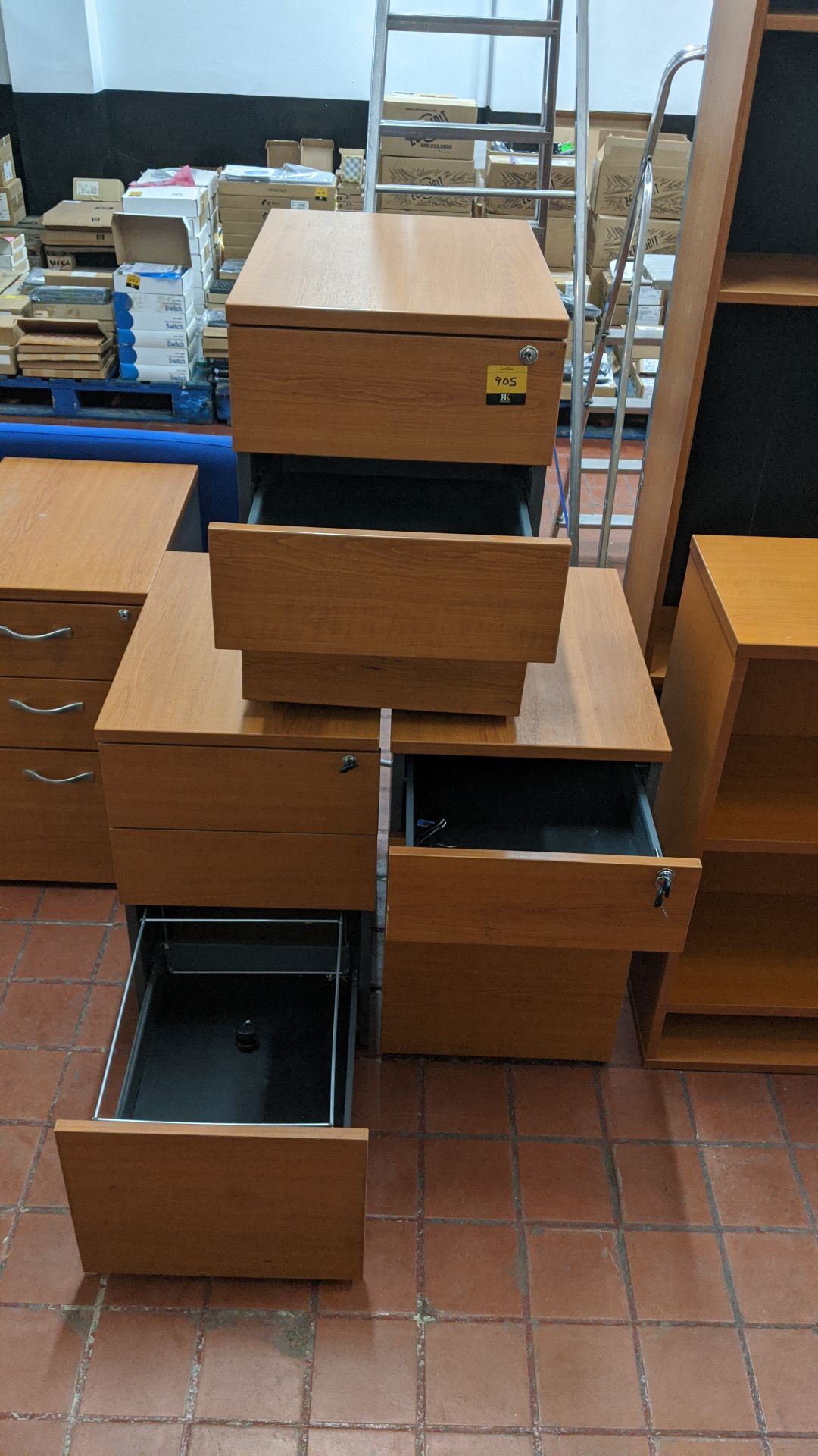 3 off desk pedestals to match the bulk of the other office furniture in this sale - comprises 1 - Image 4 of 4