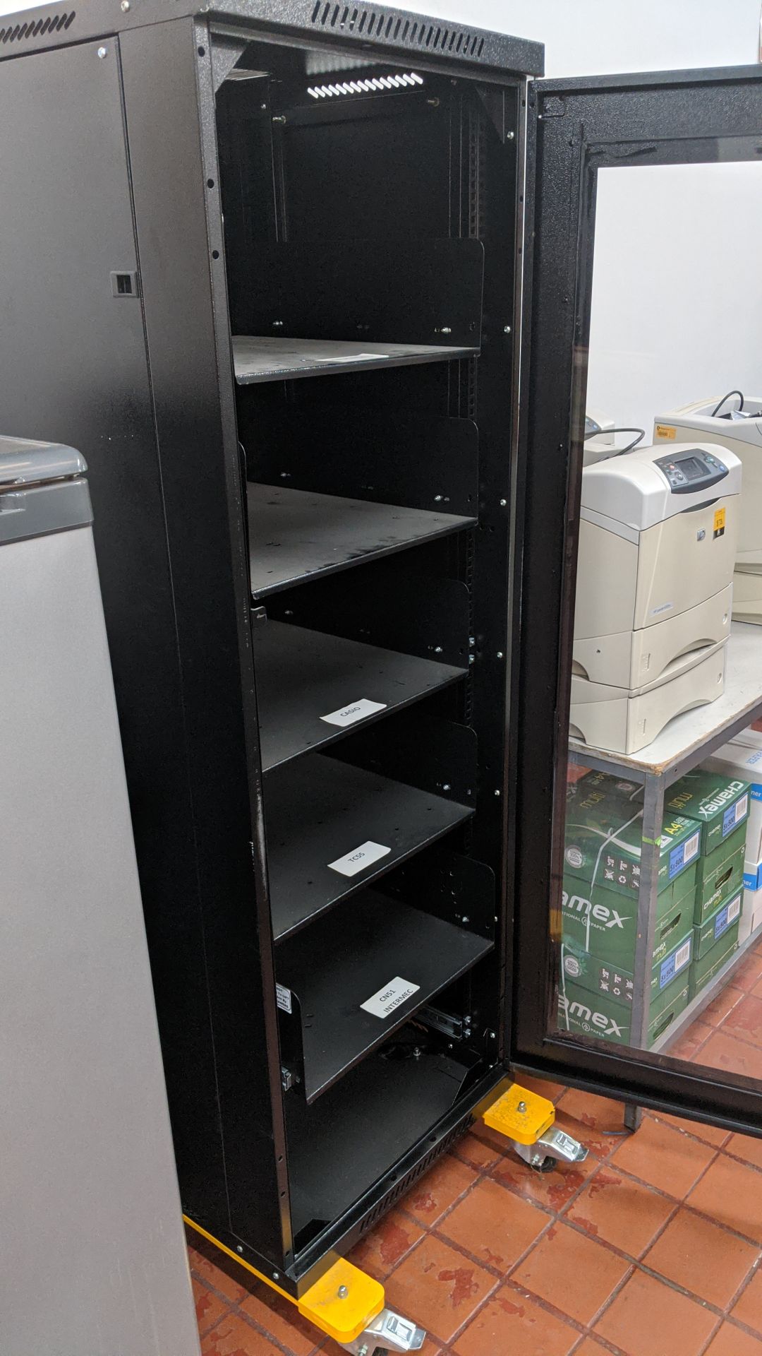 Server cabinet on heavy duty wheels with height adjustable shelves & glass door. NB no key. This - Image 3 of 5