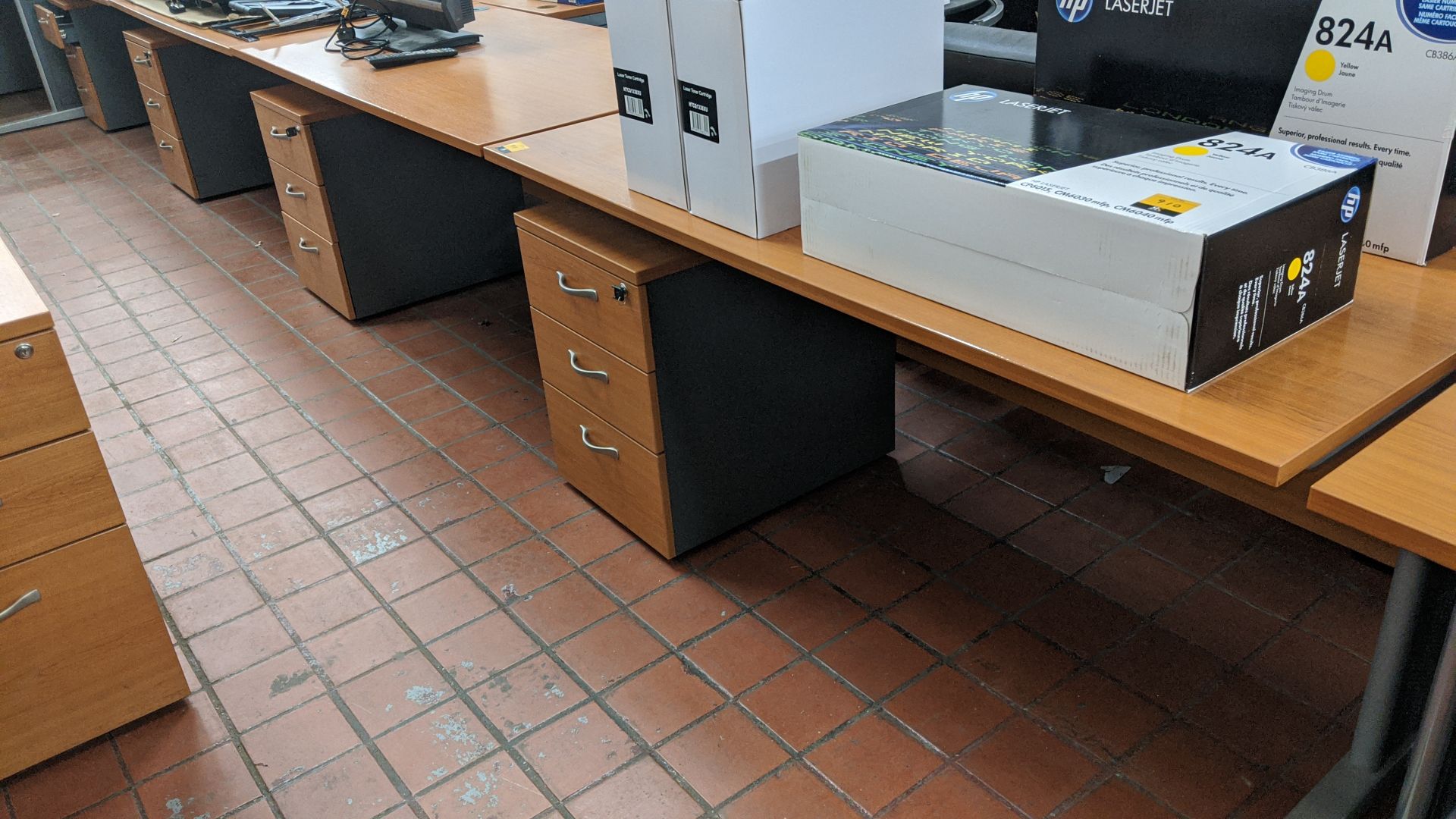 4 off matching tables/desks each with low slung mobile desk pedestal, 3 with keys. Desk tops each - Image 2 of 7