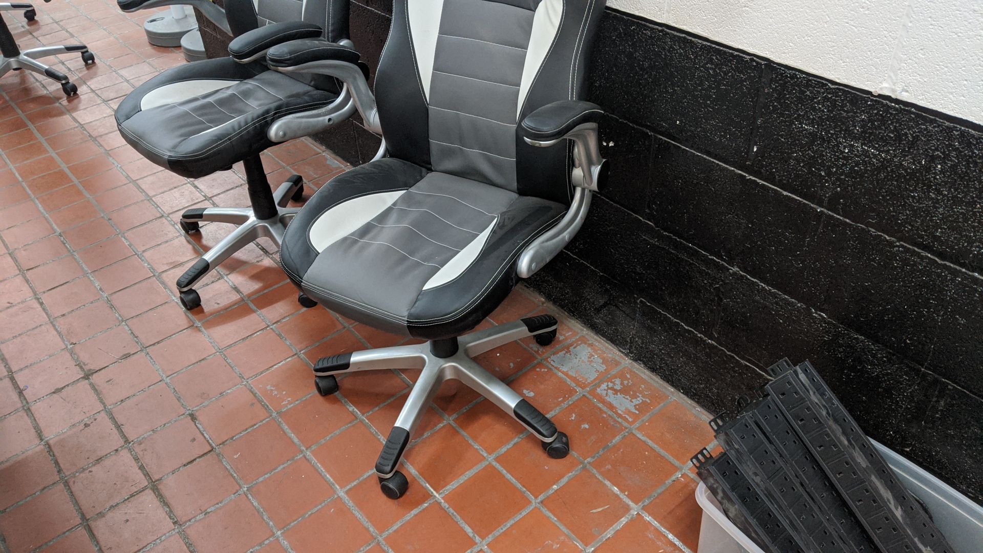 2 off motorsports style black & silver leather exec chairs. This is one of a large number of lots in - Image 4 of 7