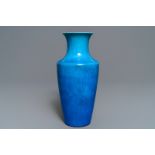 A Chinese monochrome turquoise rouleau vase, 18/19th C.